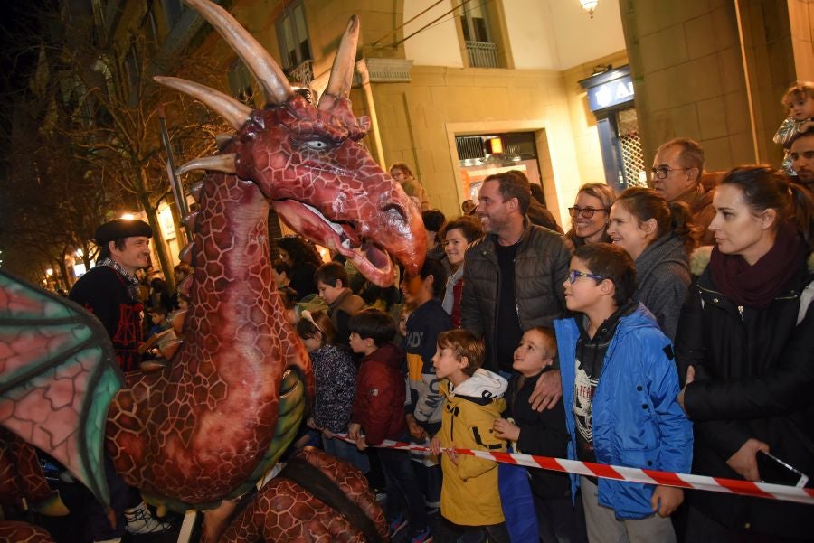 Olentzero y Mari Domingo han recorrido todos los rincones de San Sebastián para recoger las peticiones de los más pequeños.