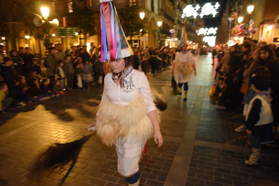 Olentzero y Mari Domingo han recorrido todos los rincones de San Sebastián para recoger las peticiones de los más pequeños.