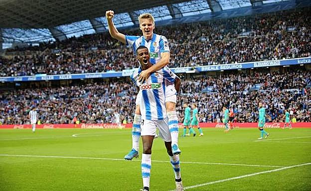 Odegaard e Isak celebran un gol ante el Barcelona en Anoeta. 