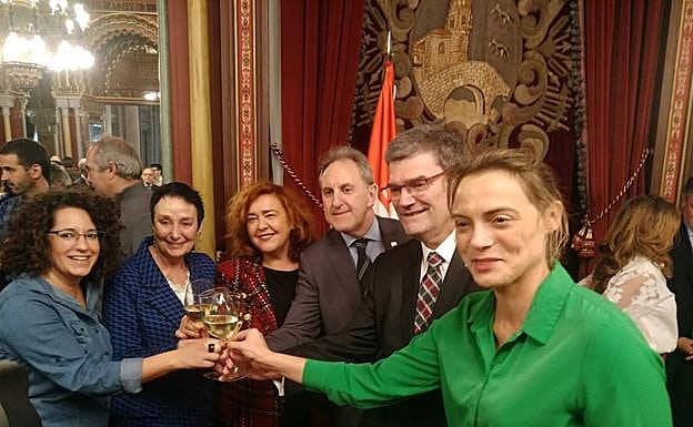 El brindis que realizaron el jueves de la semana pasada y que ha desatado la polémica. 