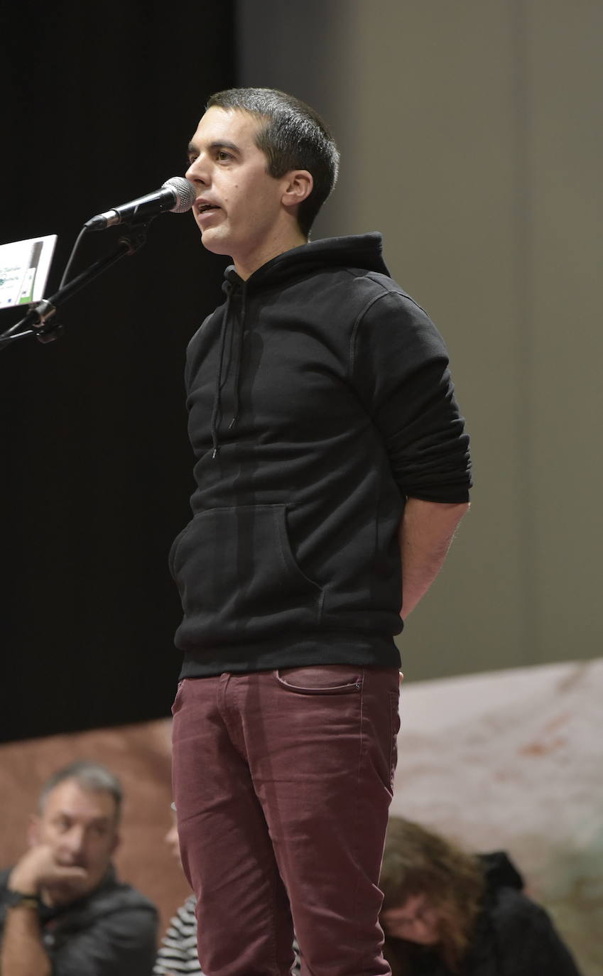 Beñat Gaztelumendi revalidó su título de campeón de Gipuzkoa de bertsolaris en la final del 14 de diciembre. Recibió el galardón de su padre, Xabier Gaztelumendi, al que el campeonato homenajeó por su dedicación al bertsolarismo.