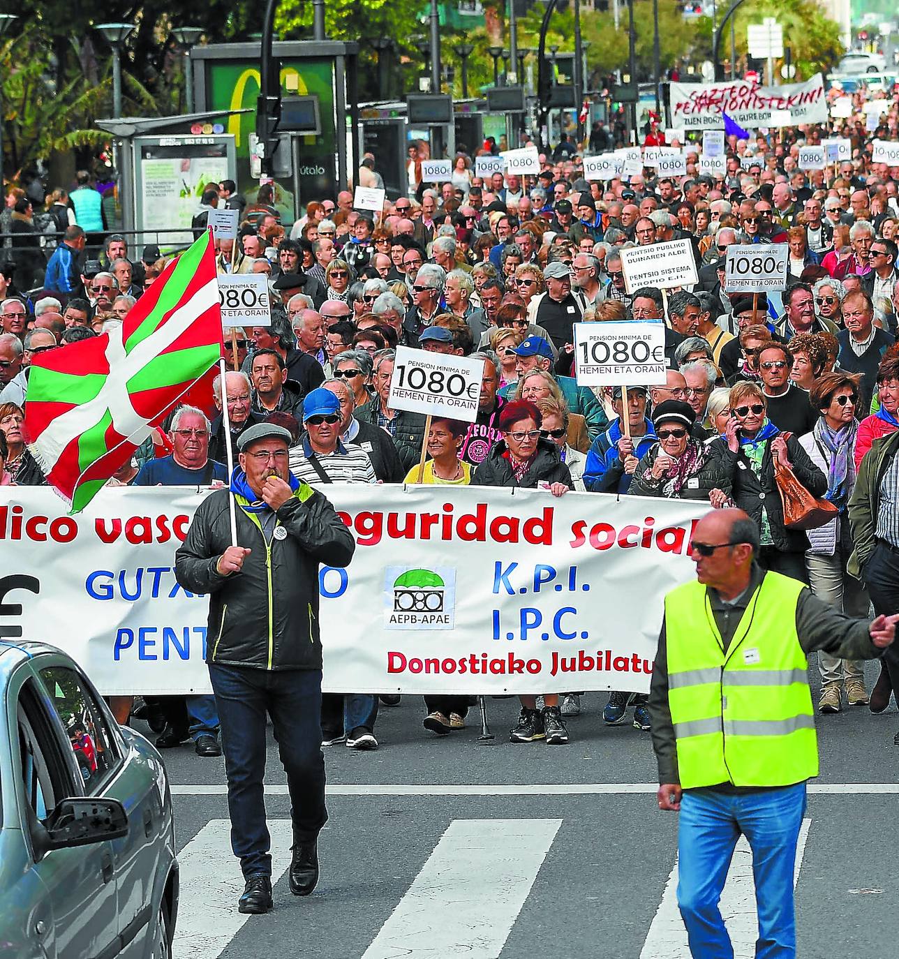 El colectivo de pensionistas mantiene el fuelle y cierra su segundo año de movilizaciones desde que hace 22 meses salieron a la calle por primera vez, en Bilbao, para reclamar unas «pensiones dignas». Más combativos que nunca, tacharon de «miseria» la subida del 4% de la RGI acordada por Elkarrekin Podemos y el Gobierno Vasco y rematan 2019 con una parte del movimiento llamando a sus homólogos europeos a replicar la convocatoria de huelga en Euskadi para el 30 de enero.