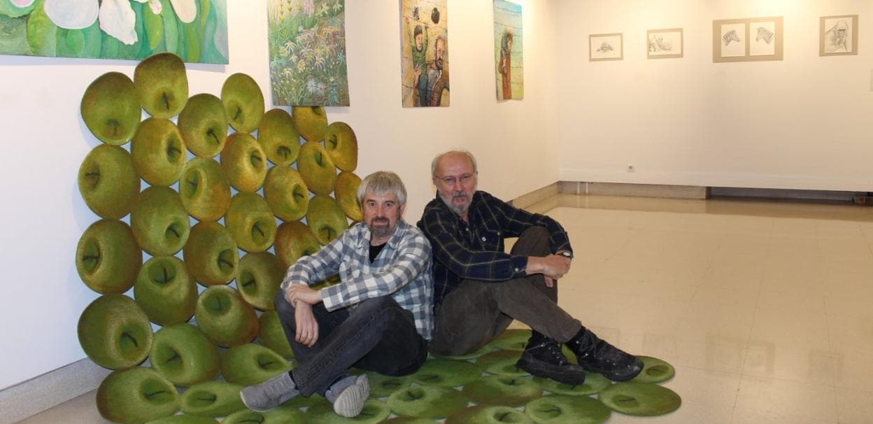 Willy Roa y Peio Villalva, en Biteri, junto a parte de la exposición que tienen en la sala de muestras hasta el día 6. 