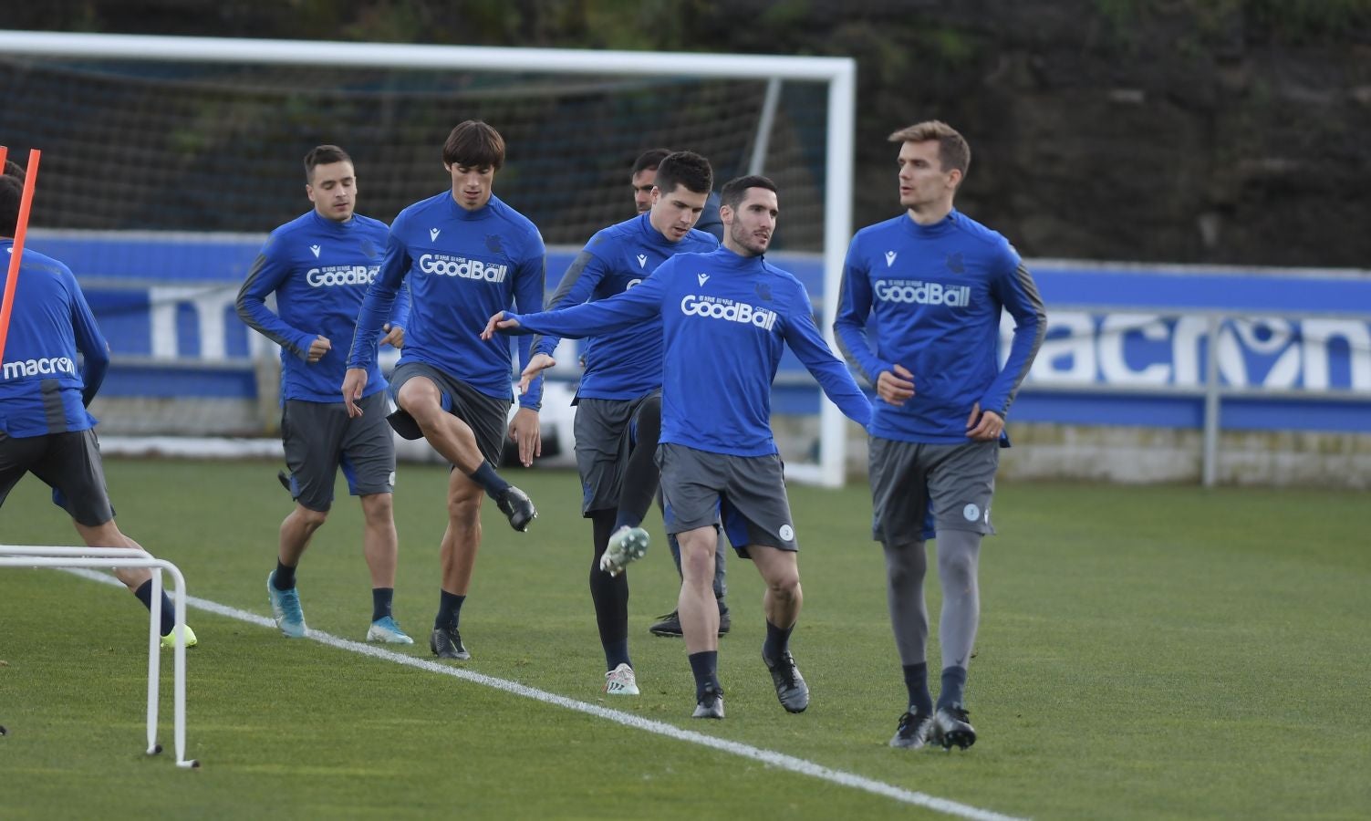Los jugadores de la Real Sociedad han vuelto a los entrenamientos este lunes en Zubieta donde centenares de aficionados se han acercado a seguir la sesión de preparación