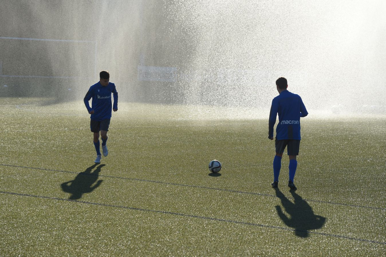 Los jugadores de la Real Sociedad han vuelto a los entrenamientos este lunes en Zubieta donde centenares de aficionados se han acercado a seguir la sesión de preparación