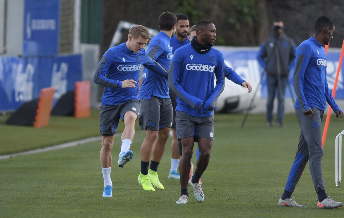 Los jugadores de la Real Sociedad han vuelto a los entrenamientos este lunes en Zubieta donde centenares de aficionados se han acercado a seguir la sesión de preparación