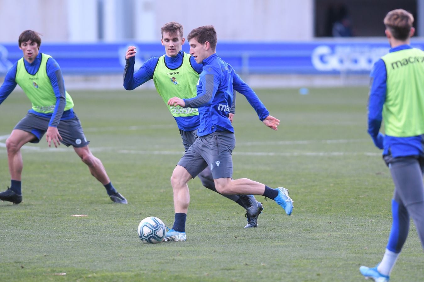 Los jugadores de la Real Sociedad han vuelto a los entrenamientos este lunes en Zubieta donde centenares de aficionados se han acercado a seguir la sesión de preparación