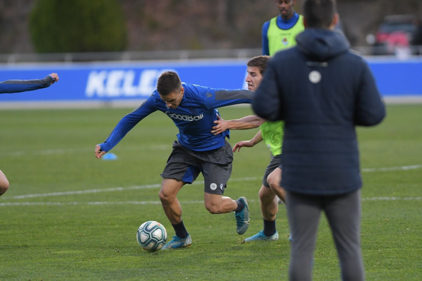 Los jugadores de la Real Sociedad han vuelto a los entrenamientos este lunes en Zubieta donde centenares de aficionados se han acercado a seguir la sesión de preparación