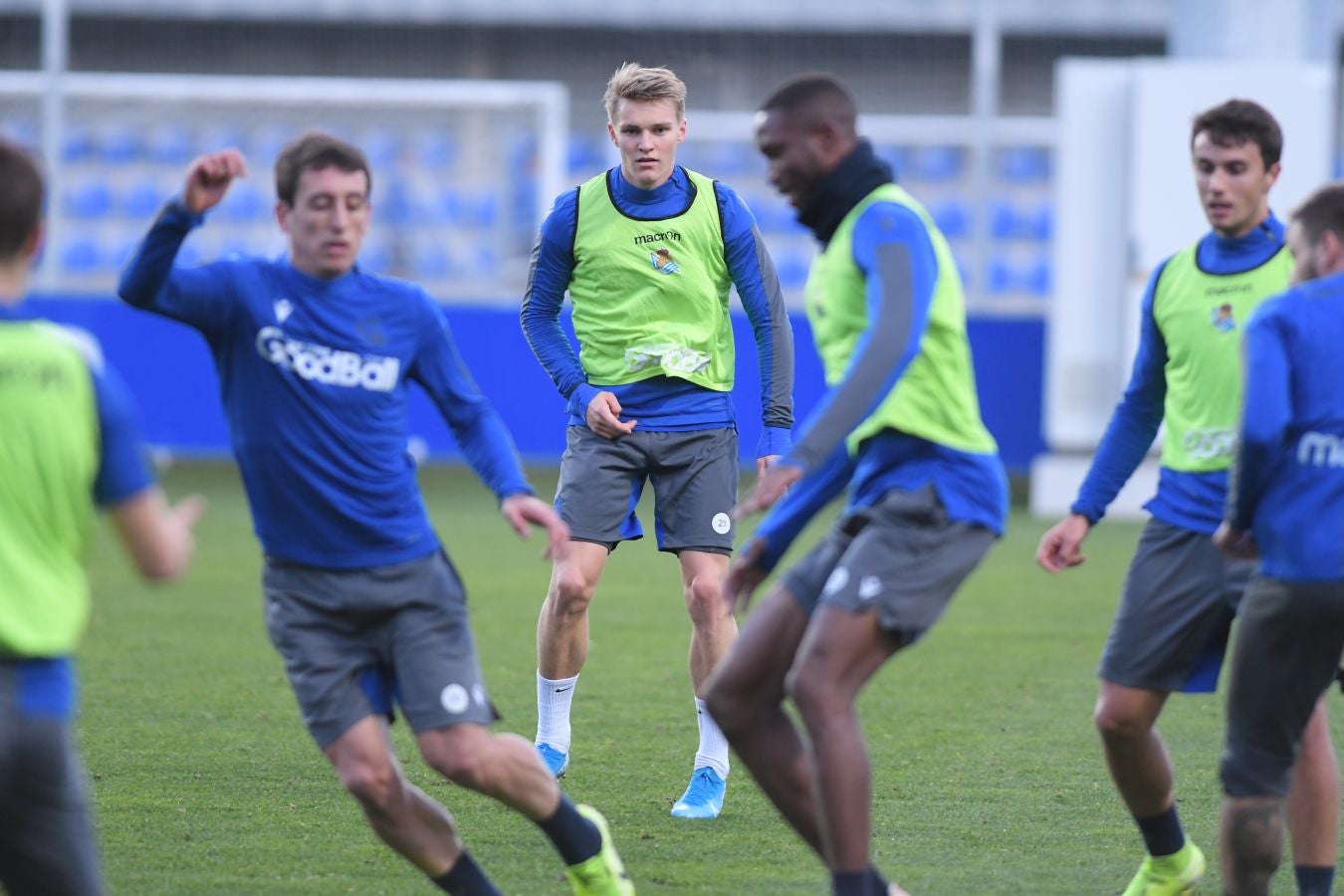 Los jugadores de la Real Sociedad han vuelto a los entrenamientos este lunes en Zubieta donde centenares de aficionados se han acercado a seguir la sesión de preparación
