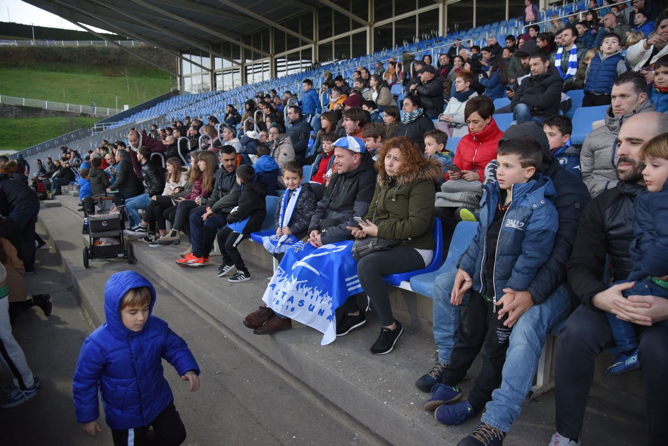 Los jugadores de la Real Sociedad han vuelto a los entrenamientos este lunes en Zubieta donde centenares de aficionados se han acercado a seguir la sesión de preparación