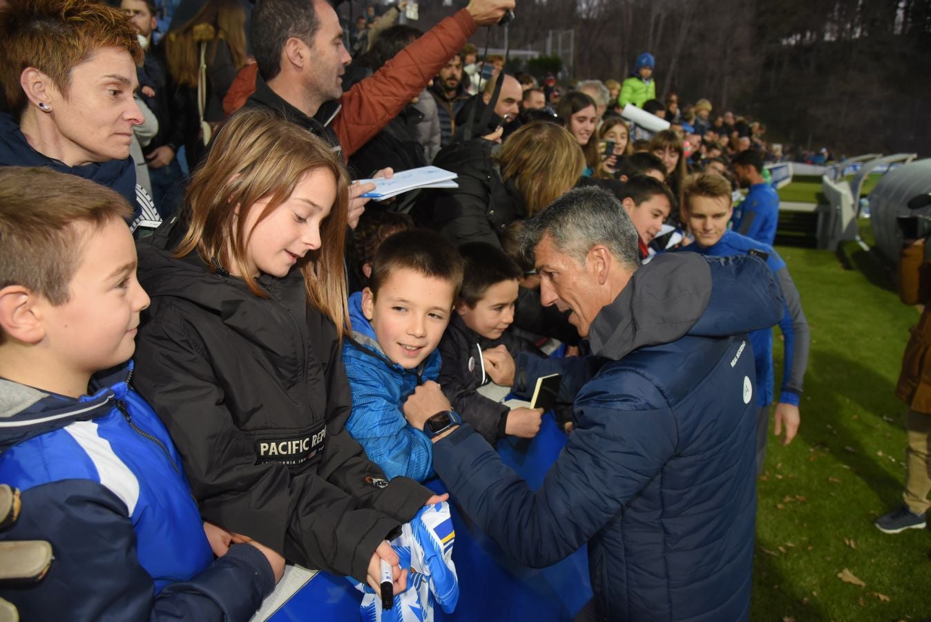 Los jugadores de la Real Sociedad han vuelto a los entrenamientos este lunes en Zubieta donde centenares de aficionados se han acercado a seguir la sesión de preparación