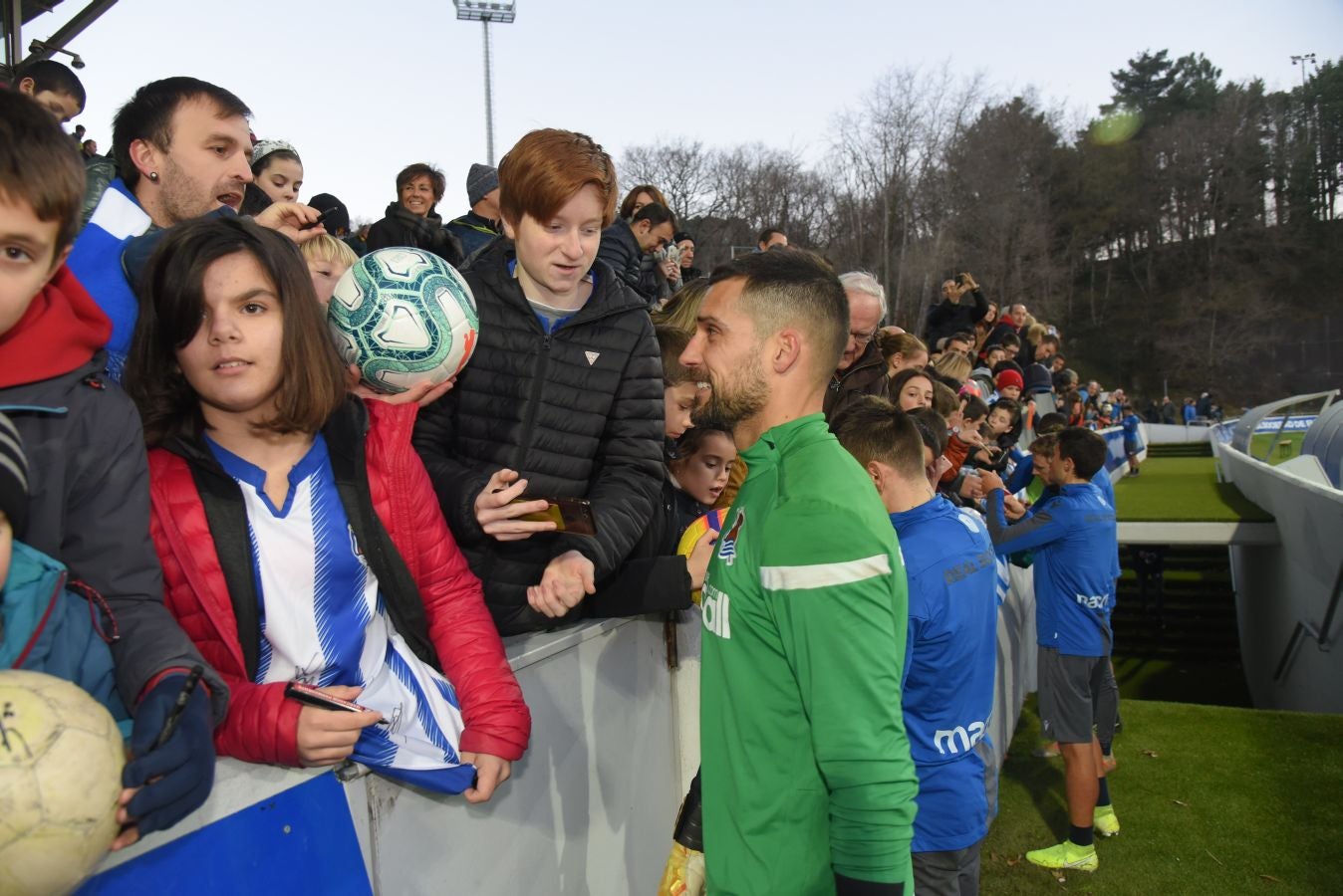 Los jugadores de la Real Sociedad han vuelto a los entrenamientos este lunes en Zubieta donde centenares de aficionados se han acercado a seguir la sesión de preparación