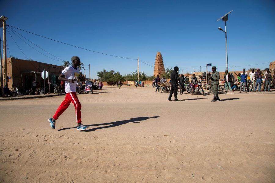 El primer maratón en la historia de Niger se ha celebrado el 29 de diciembre cerca de la ciudad de Agadez. La prueba se ha disputado con la vigilancia de una docena de militares para evitar cualquier ataque yihadistas. 