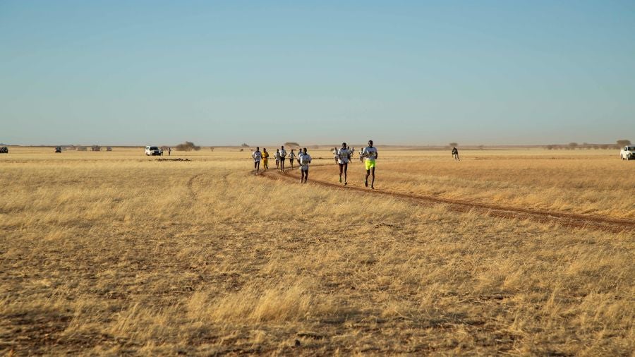 El primer maratón en la historia de Niger se ha celebrado el 29 de diciembre cerca de la ciudad de Agadez. La prueba se ha disputado con la vigilancia de una docena de militares para evitar cualquier ataque yihadistas. 