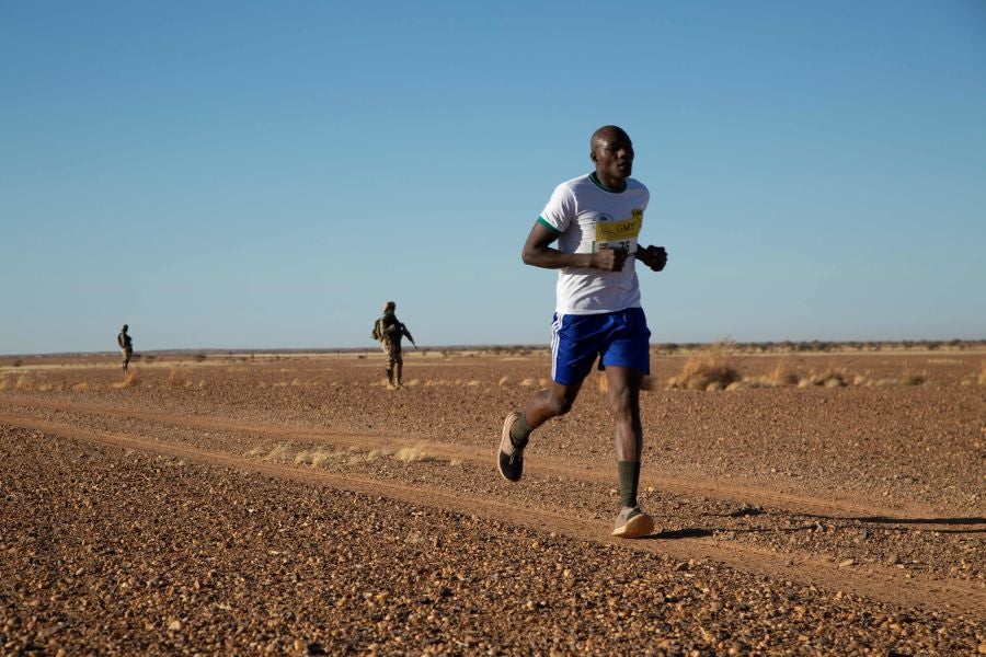 El primer maratón en la historia de Niger se ha celebrado el 29 de diciembre cerca de la ciudad de Agadez. La prueba se ha disputado con la vigilancia de una docena de militares para evitar cualquier ataque yihadistas. 