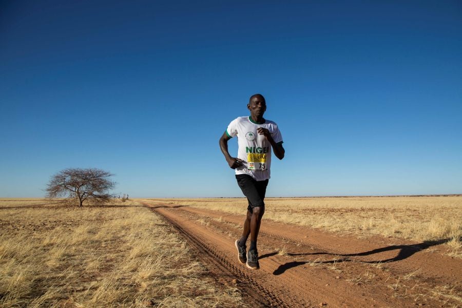 El primer maratón en la historia de Niger se ha celebrado el 29 de diciembre cerca de la ciudad de Agadez. La prueba se ha disputado con la vigilancia de una docena de militares para evitar cualquier ataque yihadistas. 