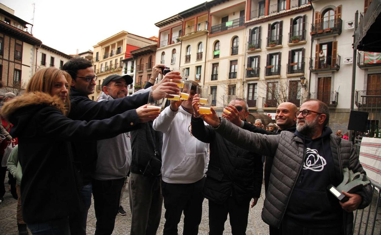 Los coluntario de Zaporeak fueron los encargados de abrir la temporada de sidra el año pasado en Hernani.