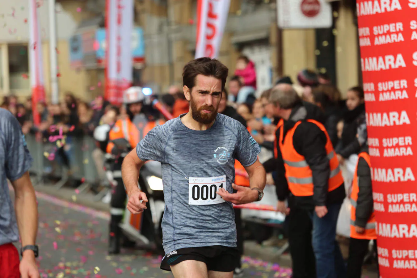 Sin miedo al frio y con la única ilusión de cruzar la meta. Miles de corredores han participado en la carrera de la capital guipuzcoana, donde ha reinado el buen ambiente