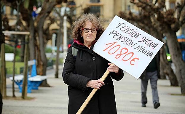 Maritxu Serrano con un cartel alusivo a pensiones dignas y mínimas de 1.080 euros