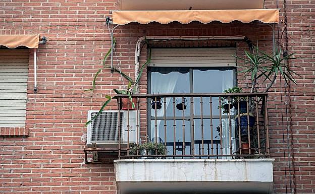 Vista de la vivienda donde se investiga una de las agresiones sexuales de Nochevieja.