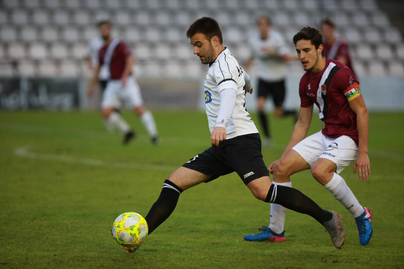 on dos claras ocasiones ha comenzado el Real Unión su choque de la última jornada de la primera vuelta ante el Haro. En el minuto 6, Galán ganaba línea de fondo y la cedía atrás para Eneko, que remataba ligeramente desviado a la derecha de Sobrón. La nota curiosa de la tarde la puso la presencia de un cisne en la segunda parte, que mantuvo detenido el choque varios minutos.