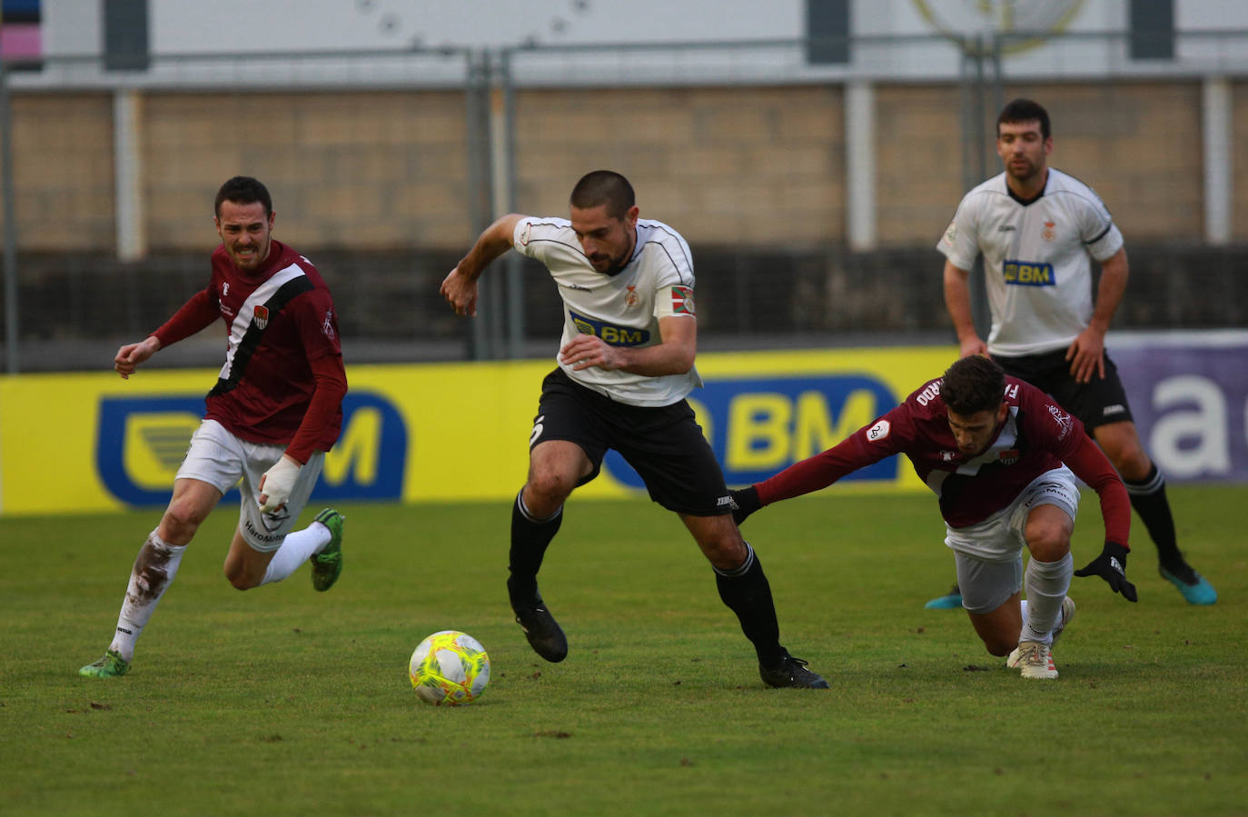 on dos claras ocasiones ha comenzado el Real Unión su choque de la última jornada de la primera vuelta ante el Haro. En el minuto 6, Galán ganaba línea de fondo y la cedía atrás para Eneko, que remataba ligeramente desviado a la derecha de Sobrón. La nota curiosa de la tarde la puso la presencia de un cisne en la segunda parte, que mantuvo detenido el choque varios minutos.