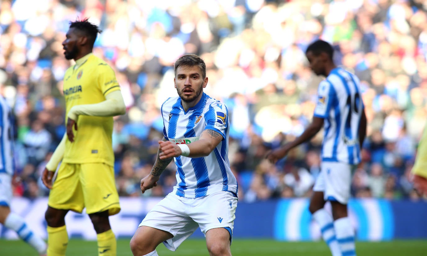 Willian José ha adelantado a la Real en el marcador al descanso, pero el Villarreal ha remontado con los goles de Trigueros de penalti, y Cazorla tras la revisión del VAR