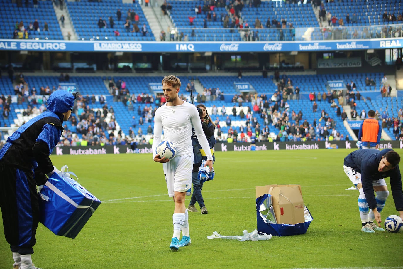 Willian José ha adelantado a la Real en el marcador al descanso, pero el Villarreal ha remontado con los goles de Trigueros de penalti, y Cazorla tras la revisión del VAR