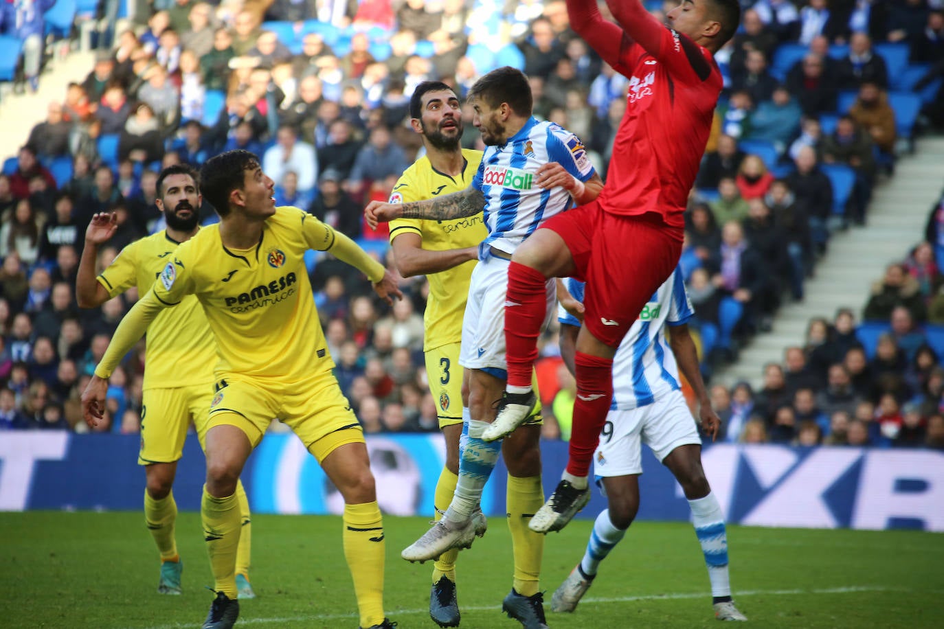 Willian José ha adelantado a la Real en el marcador al descanso, pero el Villarreal ha remontado con los goles de Trigueros de penalti, y Cazorla tras la revisión del VAR