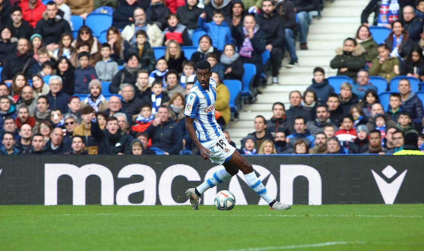 Willian José ha adelantado a la Real en el marcador al descanso, pero el Villarreal ha remontado con los goles de Trigueros de penalti, y Cazorla tras la revisión del VAR