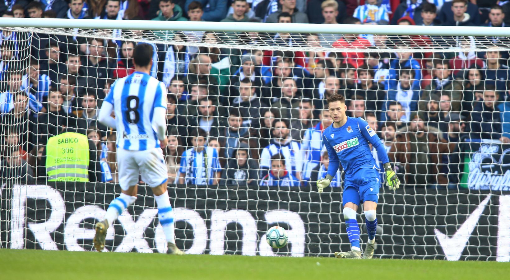 Willian José ha adelantado a la Real al descanso, pero el Villarreal ha remontado en la segunda parte con los goles de Trigueros de penalti y Cazorla tras la revisión del VAR