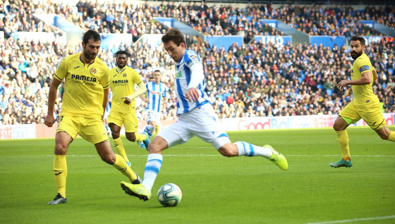 Willian José ha adelantado a la Real al descanso, pero el Villarreal ha remontado en la segunda parte con los goles de Trigueros de penalti y Cazorla tras la revisión del VAR