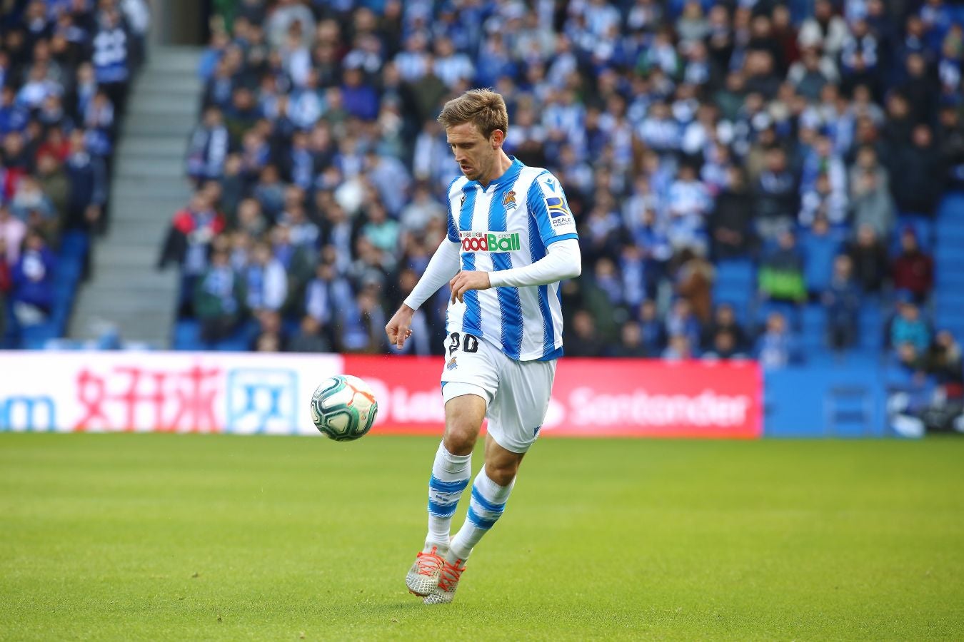 Willian José ha adelantado a la Real al descanso, pero el Villarreal ha remontado en la segunda parte con los goles de Trigueros de penalti y Cazorla tras la revisión del VAR