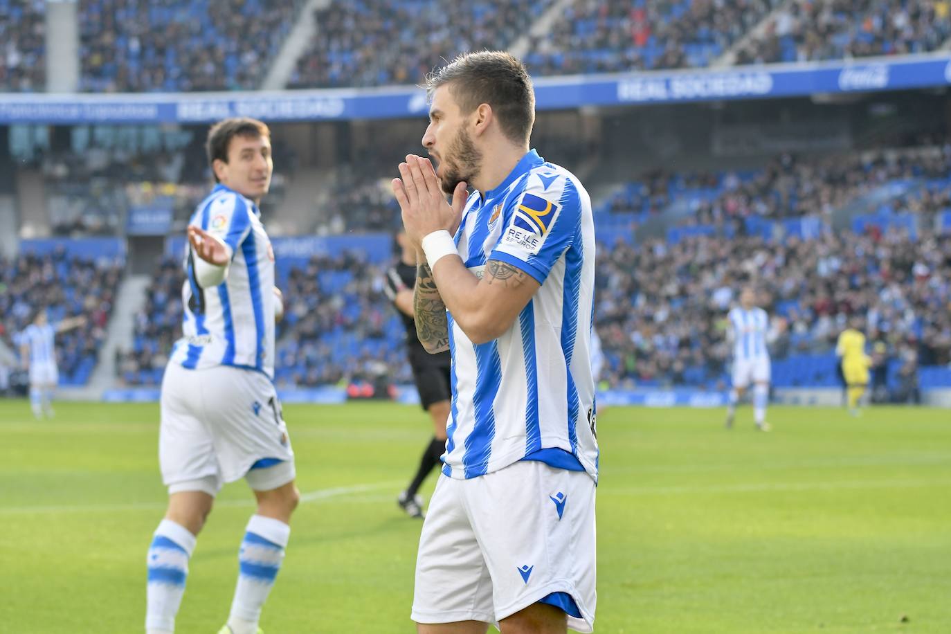 Willian José ha adelantado a la Real al descanso, pero el Villarreal ha remontado en la segunda parte con los goles de Trigueros de penalti y Cazorla tras la revisión del VAR