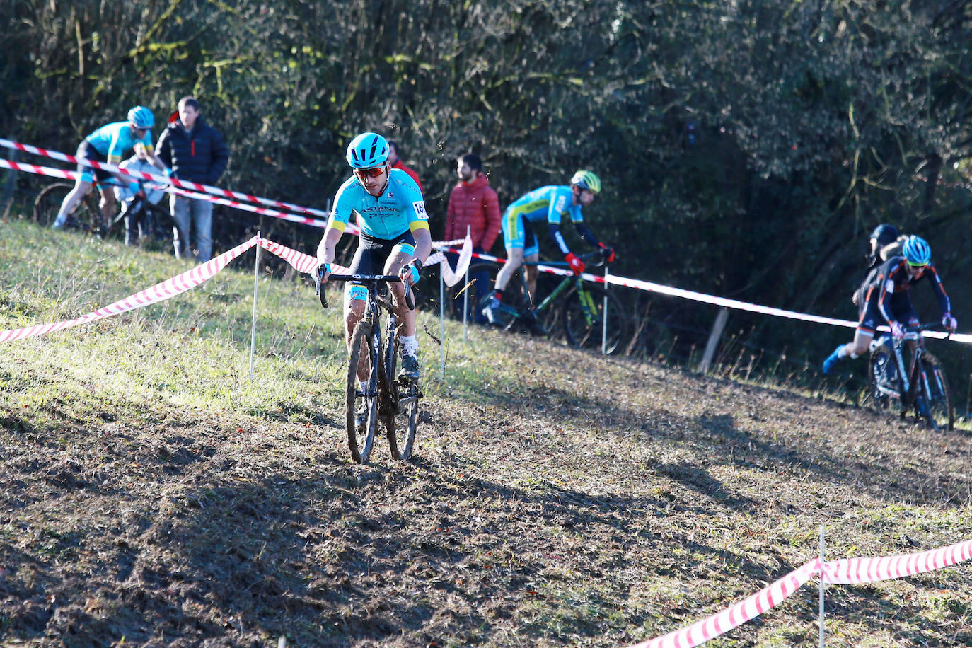 Gorka y Ion Izagirre han regalado una preciosa carrera a sus paisanos en Ormaiztegi, donde el primero ha sumado su cuarta victoria de la temporada, por delante de su hermano y del cántabro Ismael Esteban. El mayor de los hermanos del Astana tiene previsto disputar el Campeonato de España el próximo domingo en Pontevedra.En categoría femenina, la alavesa Paula Suárez no ha encontrado rival y ha logrado una cómoda victoria.