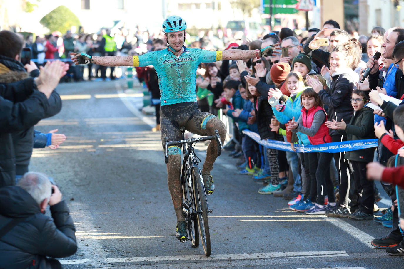 Gorka y Ion Izagirre han regalado una preciosa carrera a sus paisanos en Ormaiztegi, donde el primero ha sumado su cuarta victoria de la temporada, por delante de su hermano y del cántabro Ismael Esteban. El mayor de los hermanos del Astana tiene previsto disputar el Campeonato de España el próximo domingo en Pontevedra.En categoría femenina, la alavesa Paula Suárez no ha encontrado rival y ha logrado una cómoda victoria.