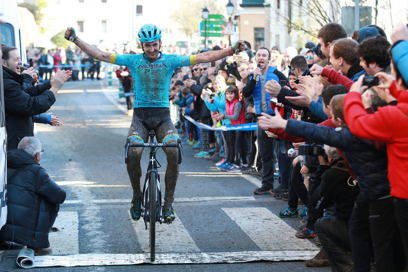 Gorka y Ion Izagirre han regalado una preciosa carrera a sus paisanos en Ormaiztegi, donde el primero ha sumado su cuarta victoria de la temporada, por delante de su hermano y del cántabro Ismael Esteban. El mayor de los hermanos del Astana tiene previsto disputar el Campeonato de España el próximo domingo en Pontevedra.En categoría femenina, la alavesa Paula Suárez no ha encontrado rival y ha logrado una cómoda victoria.