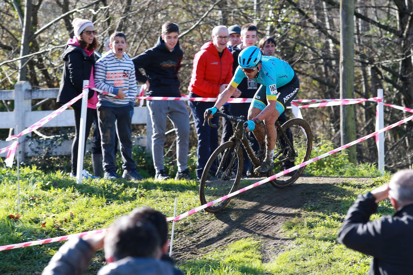 Gorka y Ion Izagirre han regalado una preciosa carrera a sus paisanos en Ormaiztegi, donde el primero ha sumado su cuarta victoria de la temporada, por delante de su hermano y del cántabro Ismael Esteban. El mayor de los hermanos del Astana tiene previsto disputar el Campeonato de España el próximo domingo en Pontevedra.En categoría femenina, la alavesa Paula Suárez no ha encontrado rival y ha logrado una cómoda victoria.