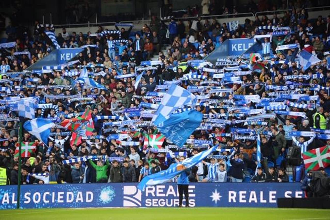 Willian José ha adelantado a la Real al descanso, pero el Villarreal ha remontado en la segunda parte con los goles de Trigueros de penalti y Cazorla tras la revisión del VAR