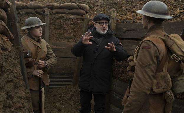 Sam Mendes da indicaciones a Charles Chapman y George MacKay durante el rodaje de '1917'.