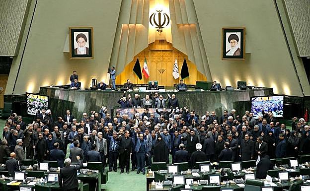 Protesta en el parlamento iraní.