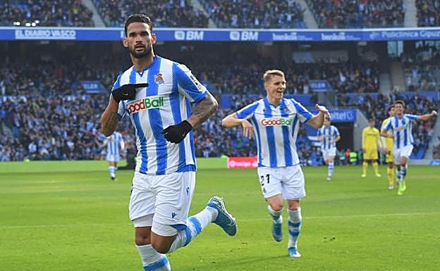 Willian José celebra el gol de la Real. :: 