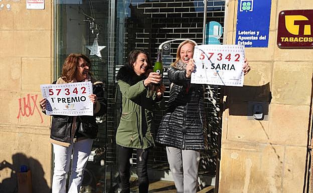 Paloma Ortiz de Zárate de la Delegación Comercial de Loterías y Apuestas del Estado acompaña a Miren Gurpegui y Ainhoa Teis, propietarias de la delegación de la calle Reina Regente de San Sebastián. 
