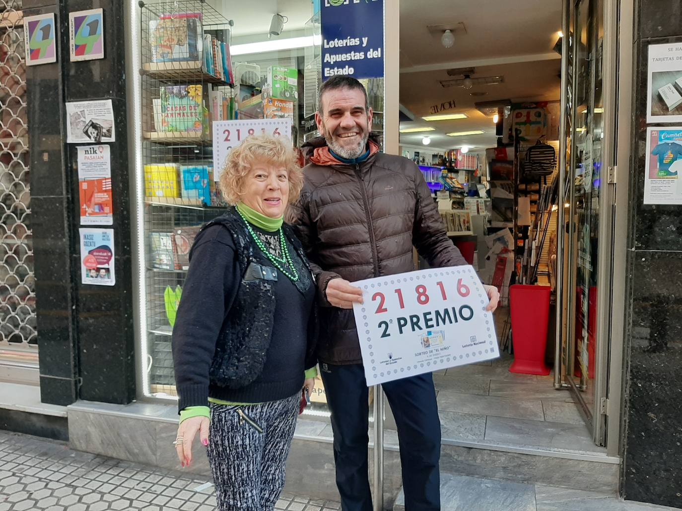 Javier Villaverde, de la Librería Odrietxe de Trintxerpe, sonriente tras haber vendido un décimo del segundo premio. 