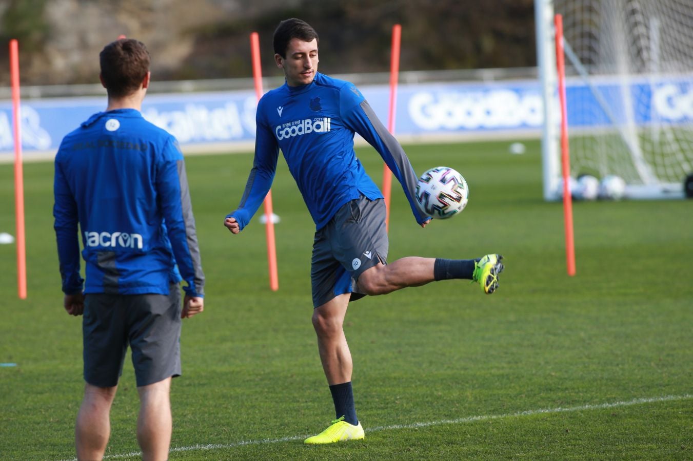 Merino y Odegaard no han entrenado junto al resto del grupo, y Zaldua, Llorente, Guevara, Portu, Willian José y Oyarzabal se han retirado a los veinte minutos de la sesión