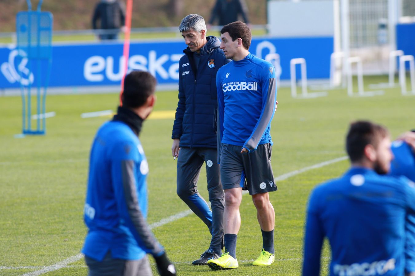 Merino y Odegaard no han entrenado junto al resto del grupo, y Zaldua, Llorente, Guevara, Portu, Willian José y Oyarzabal se han retirado a los veinte minutos de la sesión