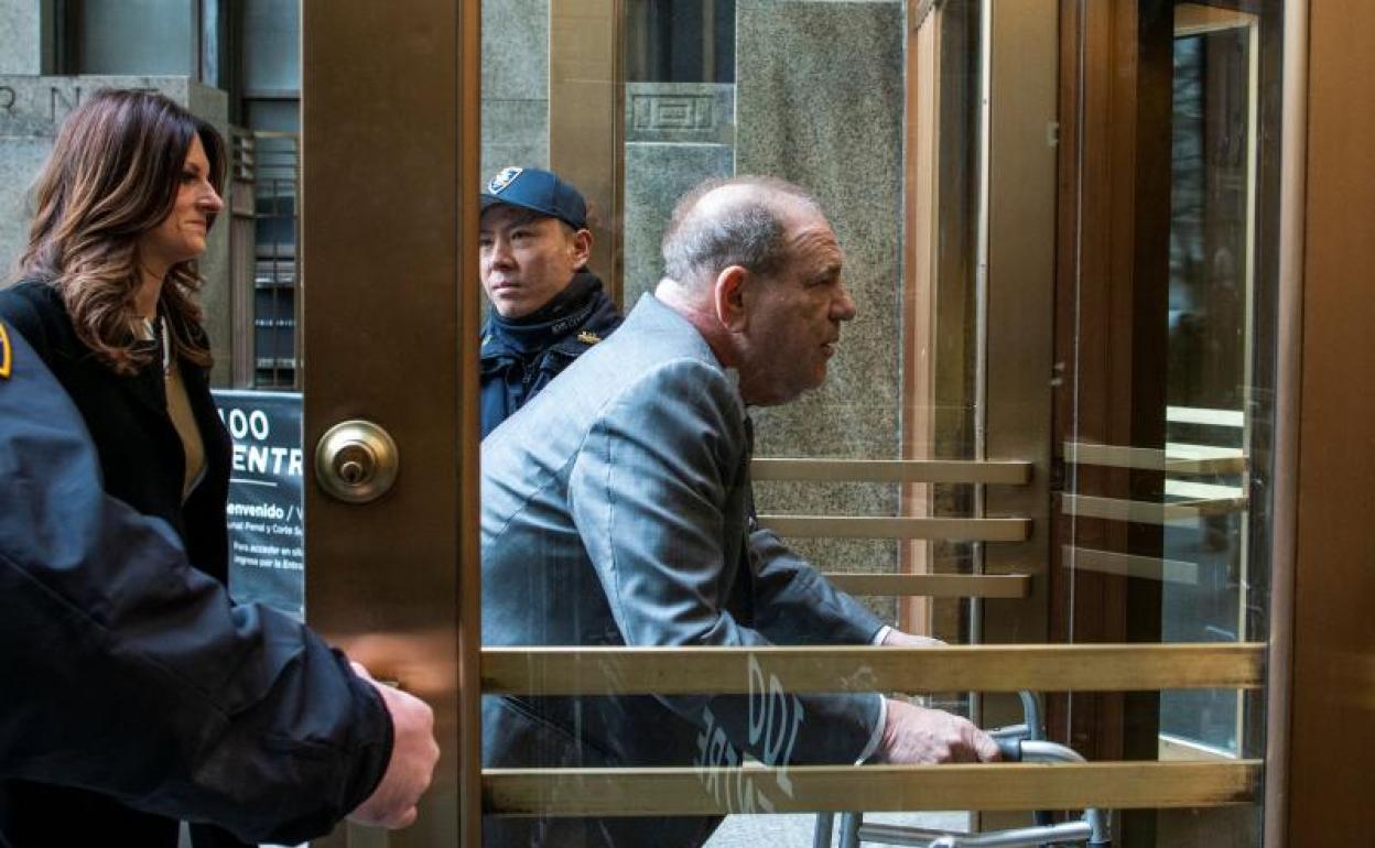 Weinsten entrando a la Corte de Nueva York seguido de su abogada Donna Rotunno. 