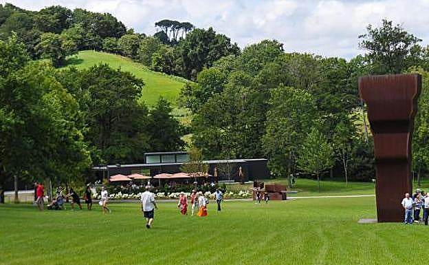 Visitantes recorren Chillida Leku durante los meses de verano, período de mayor afluencia. :: 