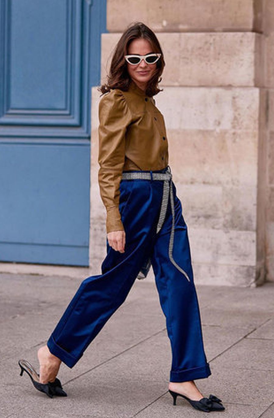 El 'Blue Classic' es versátil para combinar con el resto de los colores. Si deseas un look relajado, opta por acompañarlo de colores neutros como el cámel o el negro