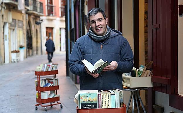 El escritor Iñigo Legorburu, ayer en la puerta de la librería Noski de Errenteria.